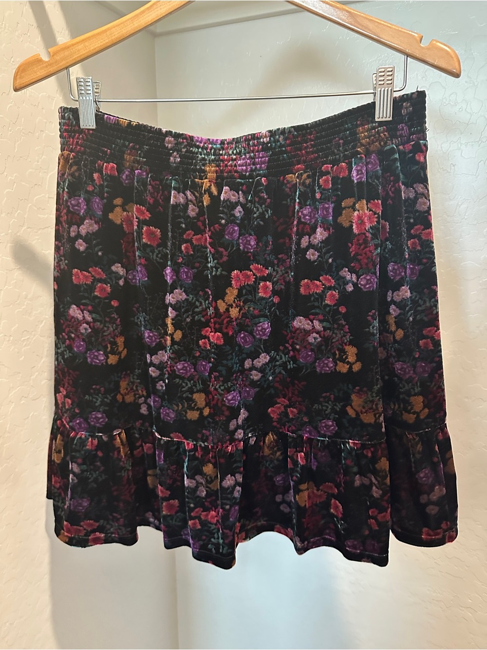 NWOT Loft Velvet Black Floral Skirt Size Medium